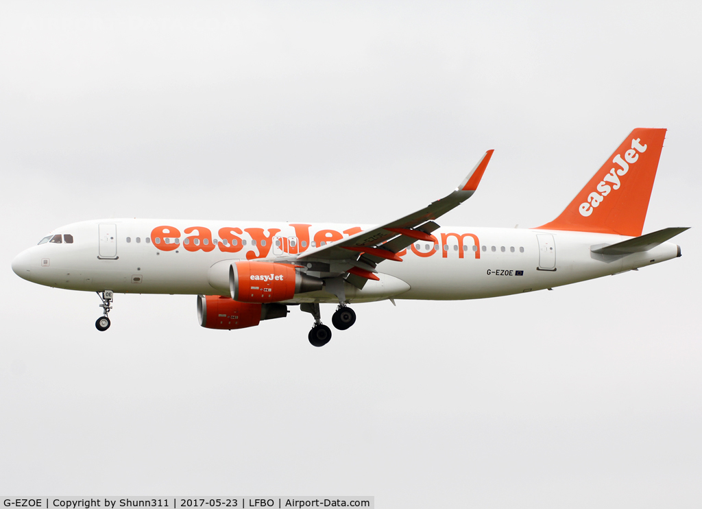 G-EZOE, 2015 Airbus A320-214 C/N 6509, Landing rwy 32L