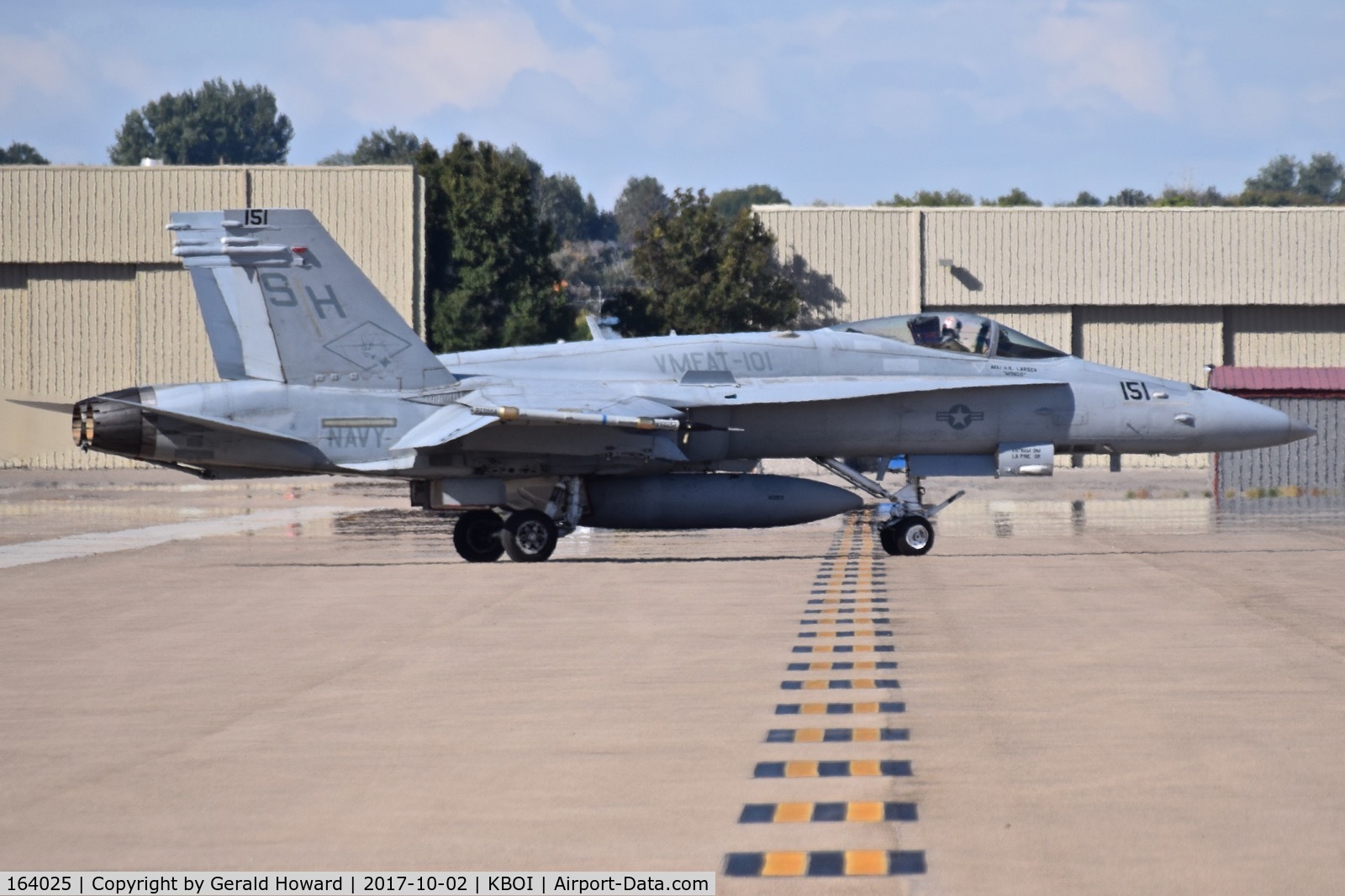 164025, 1990 McDonnell Douglas F/A-18C Hornet C/N 0909/C165, Taxiing from south GA ramp. VMFAT-101 