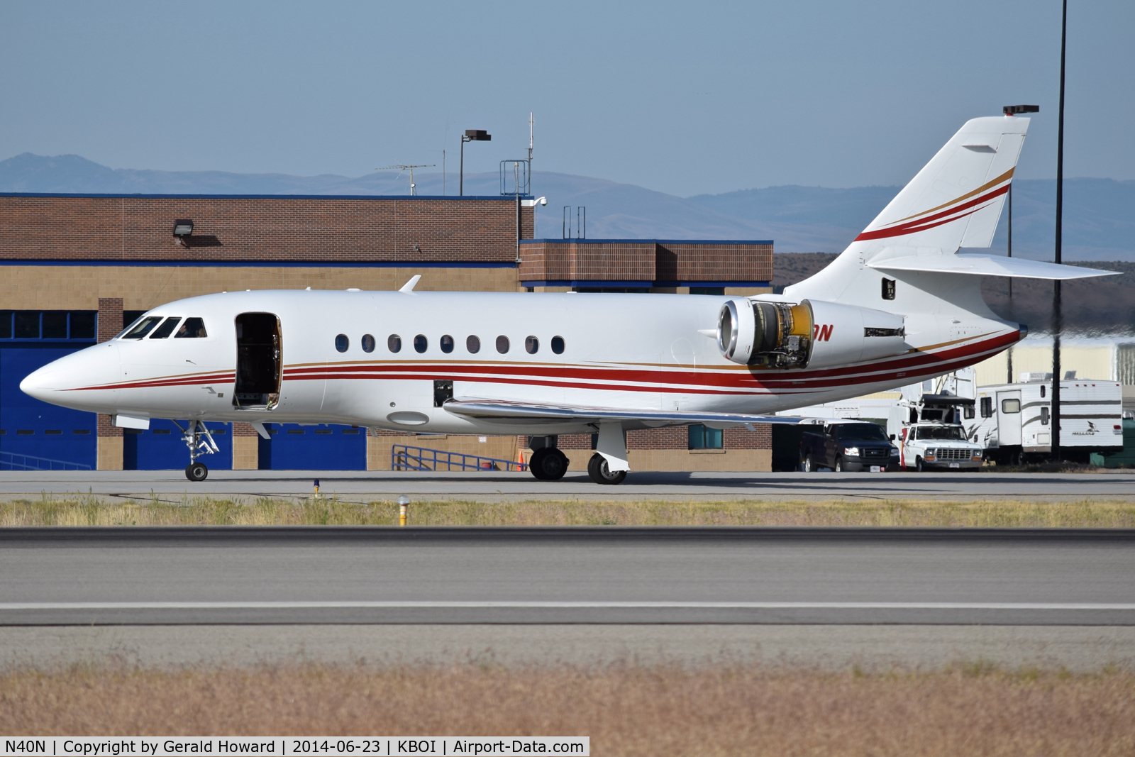 N40N, 2005 Dassault Falcon 2000 C/N 224, Taxiing on Bravo to east run up area for testing.