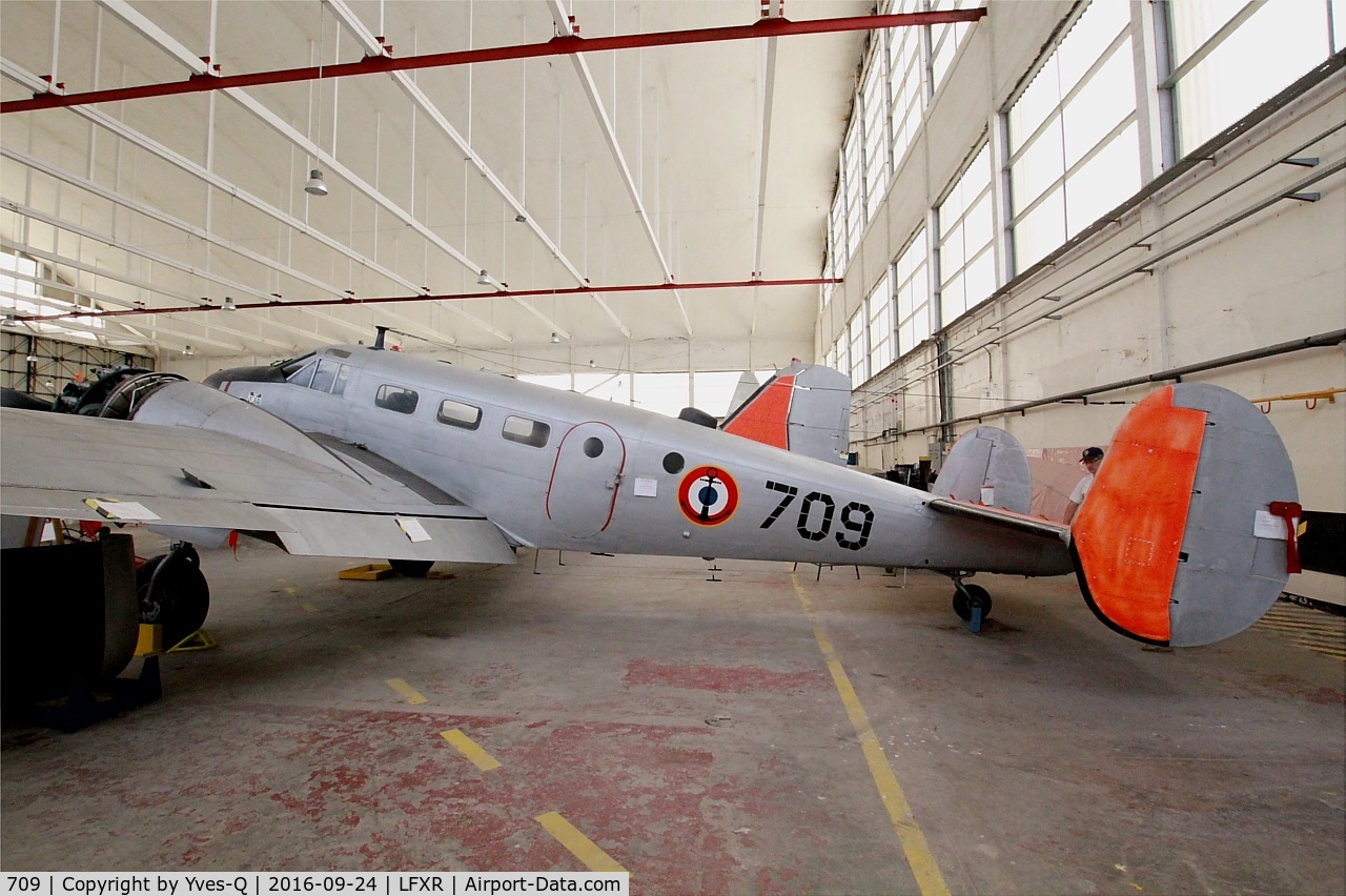 709, Beech SNB-5 Expeditor C/N MD-13, Beech SNB-5, Preserved at Naval Aviation Museum, Rochefort-Soubise airport (LFXR)