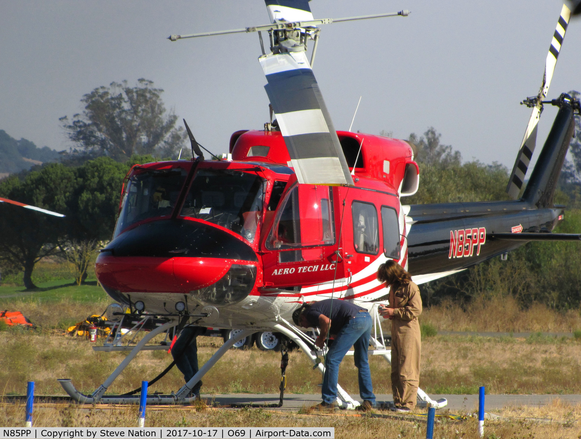 N85PP, 1985 Bell 212 C/N 31266, Pilot with Aero Tech LLC (Clovis, NM) 1985 Bell 212 after returning from water drops on the devastating October 2017 Northern California wildfires @ Petaluma Muni Airport, CA