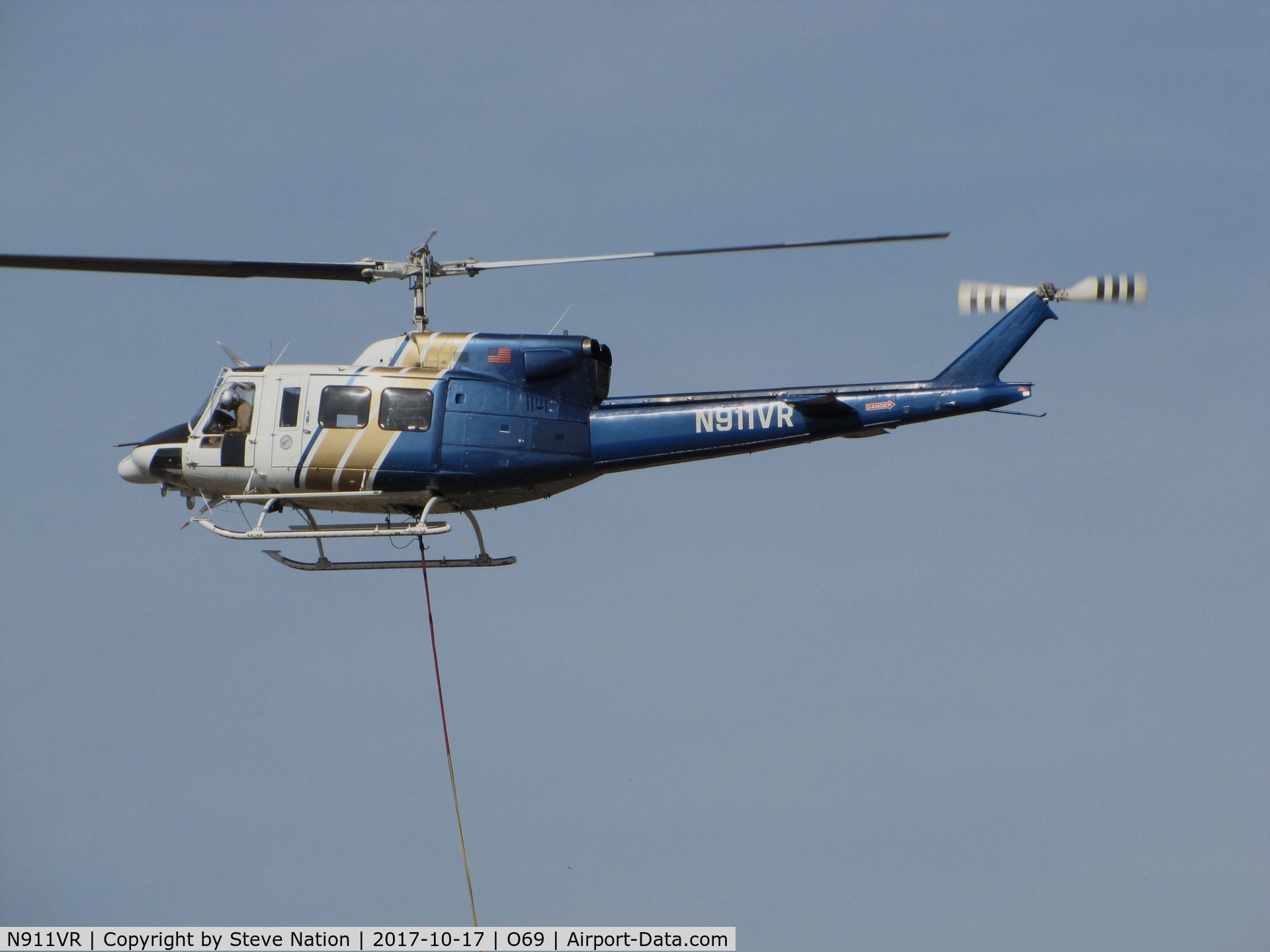 N911VR, 1980 Bell 212 C/N 30998, Rogers Helicopters (Fresno, CA) 1980 Bell 212 in hover at Petaluma Municipal Airport, CA temporary home base before leaving to make water drops on the devastating October 2017 Northern California wildfires