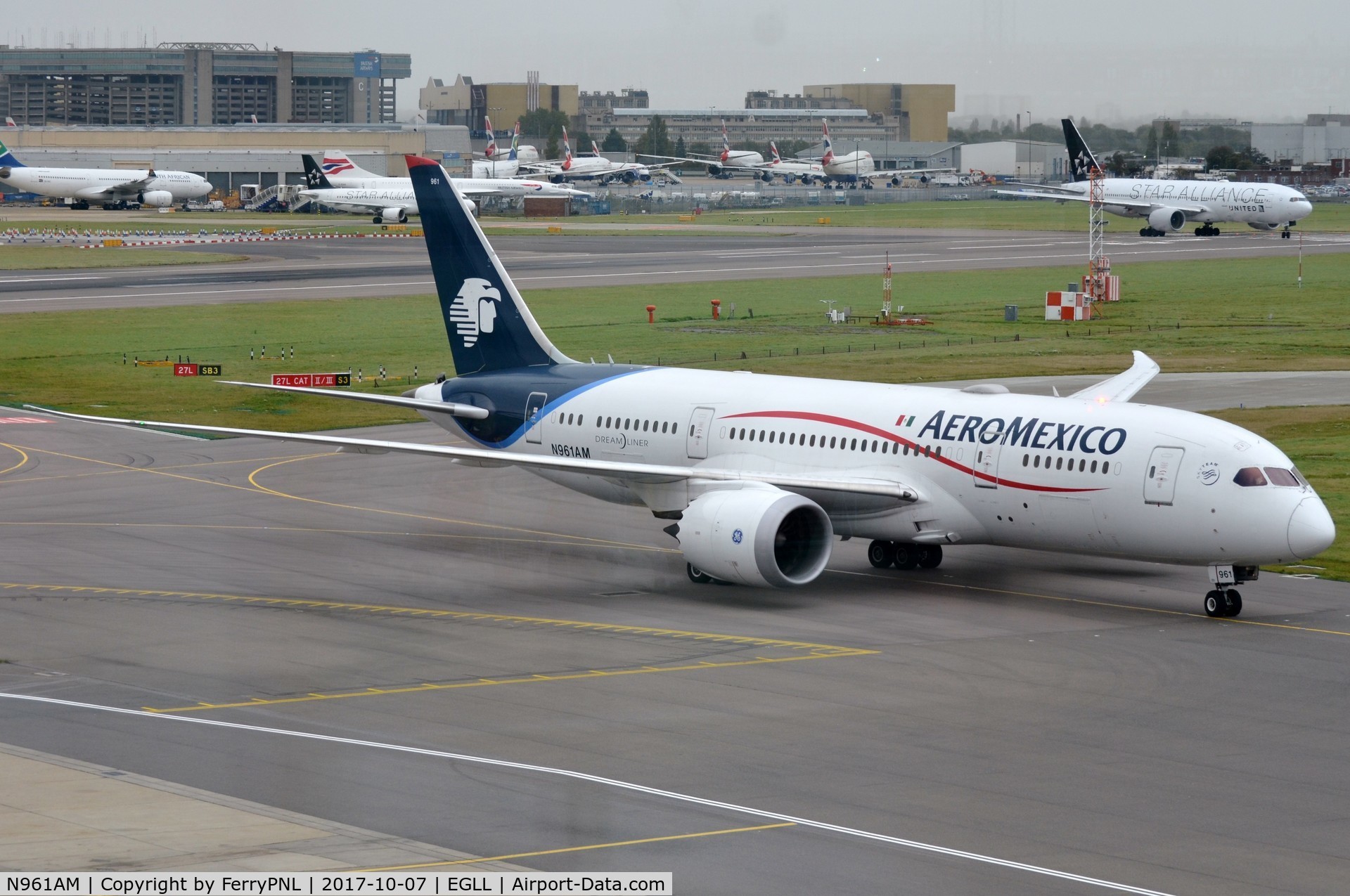 N961AM, 2013 Boeing 787-8 Dreamliner C/N 35306, Aeromexico B788 finding its way to the gate.