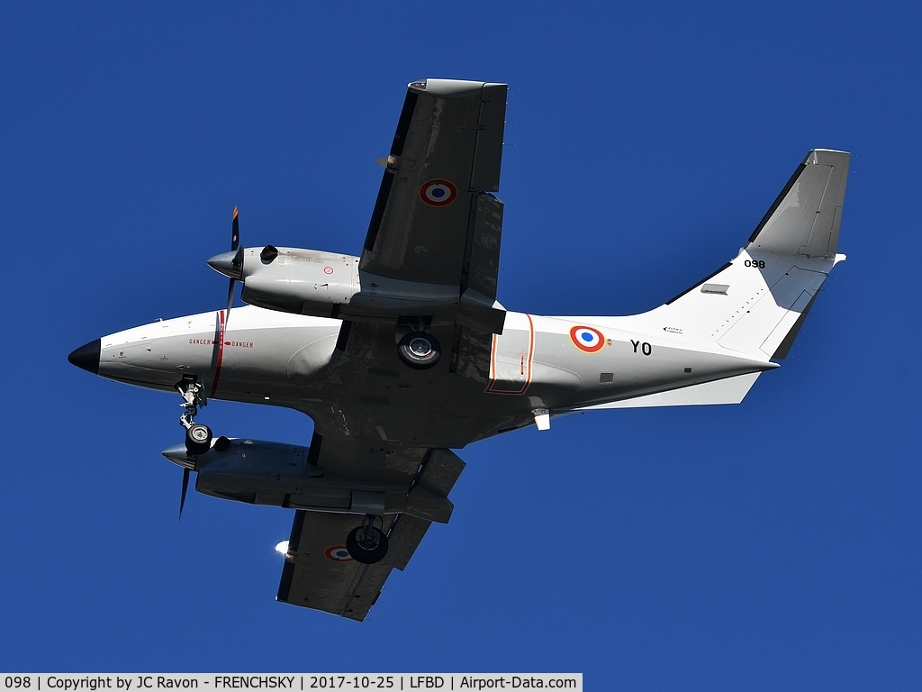 098, Embraer EMB-121AA Xingu C/N 121098, COTAM 1726 landing runway 23