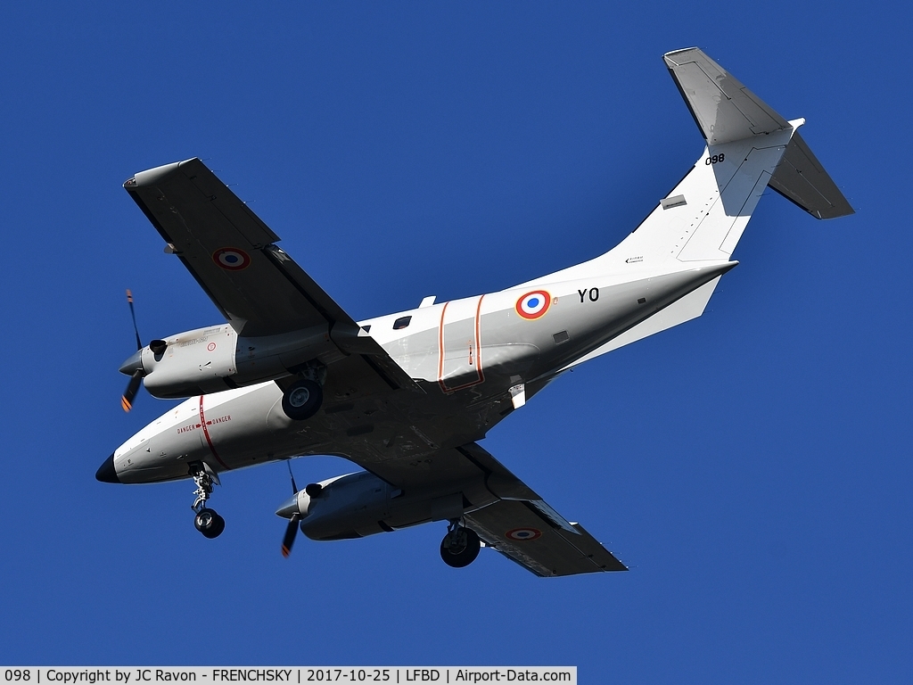 098, Embraer EMB-121AA Xingu C/N 121098, COTAM 1726 landing runway 23