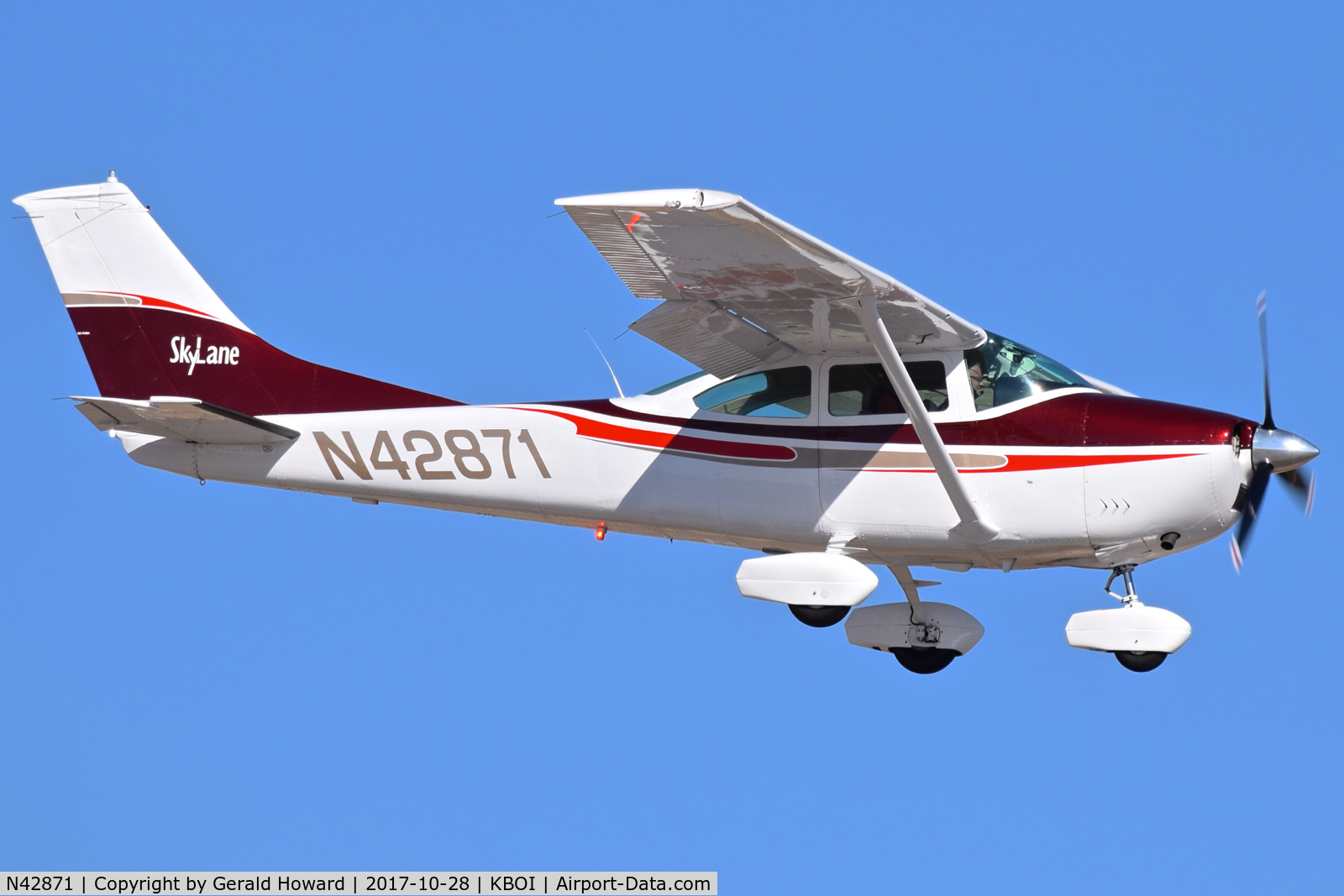 N42871, 1968 Cessna 182L Skylane C/N 18259226, Landing RWY 10L.