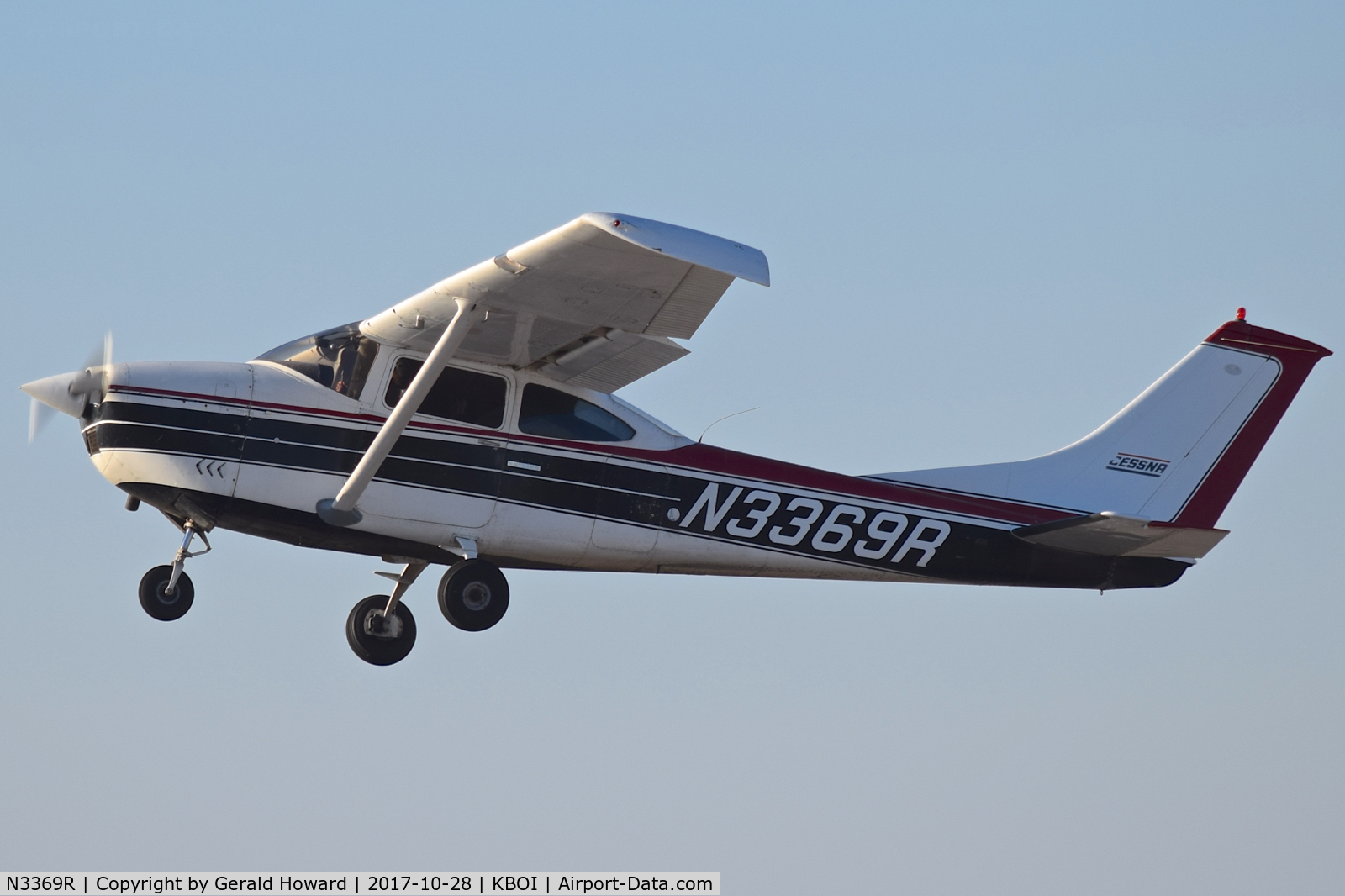 N3369R, 1967 Cessna 182L Skylane C/N 18258669, Departing from RWY 10L.
