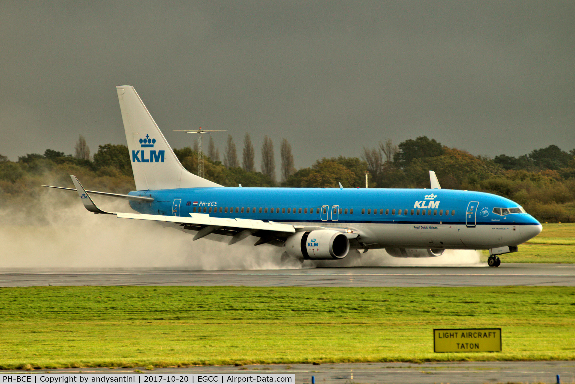 PH-BCE, 2014 Boeing 737-8K2 C/N 42151, landed on a wet runway.