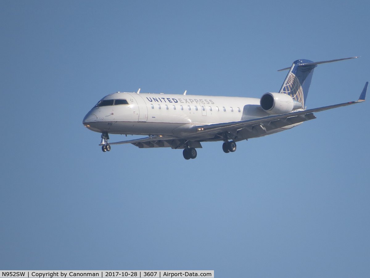 N952SW, 2003 Bombardier CRJ-200LR (CL-600-2B19) C/N 7805, Landing