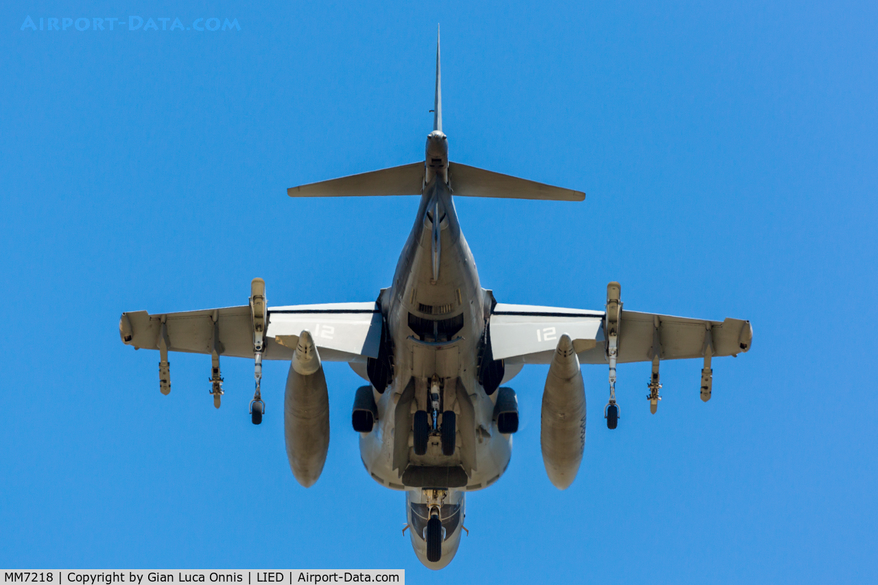 MM7218, McDonnell Douglas AV-8B+ Harrier II C/N 270/IT007, landing