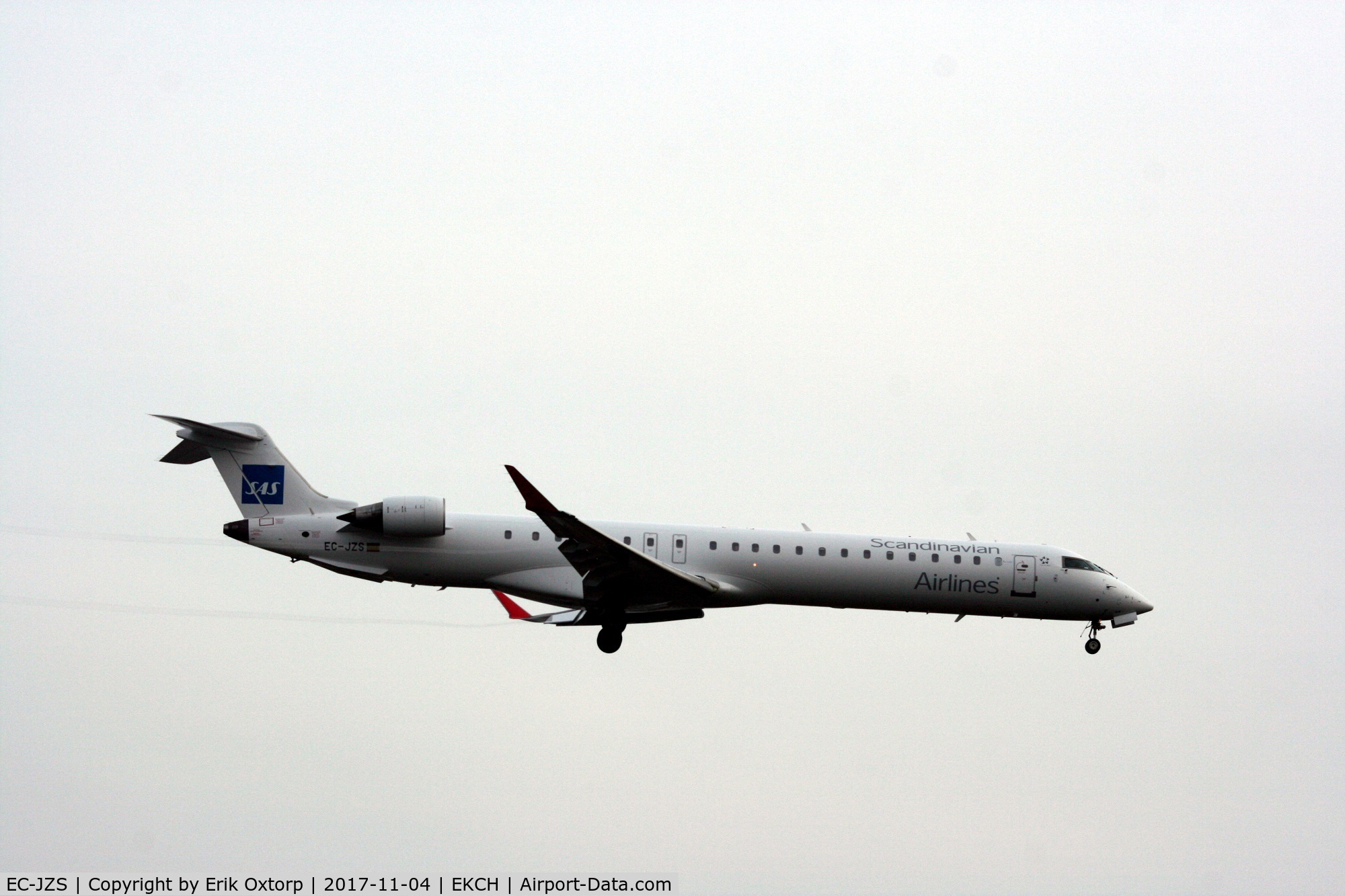 EC-JZS, 2007 Bombardier CRJ-900 (CL-600-2D24) C/N 15111, EC-JZS now in partly SAS c/s. Landing rw 22L