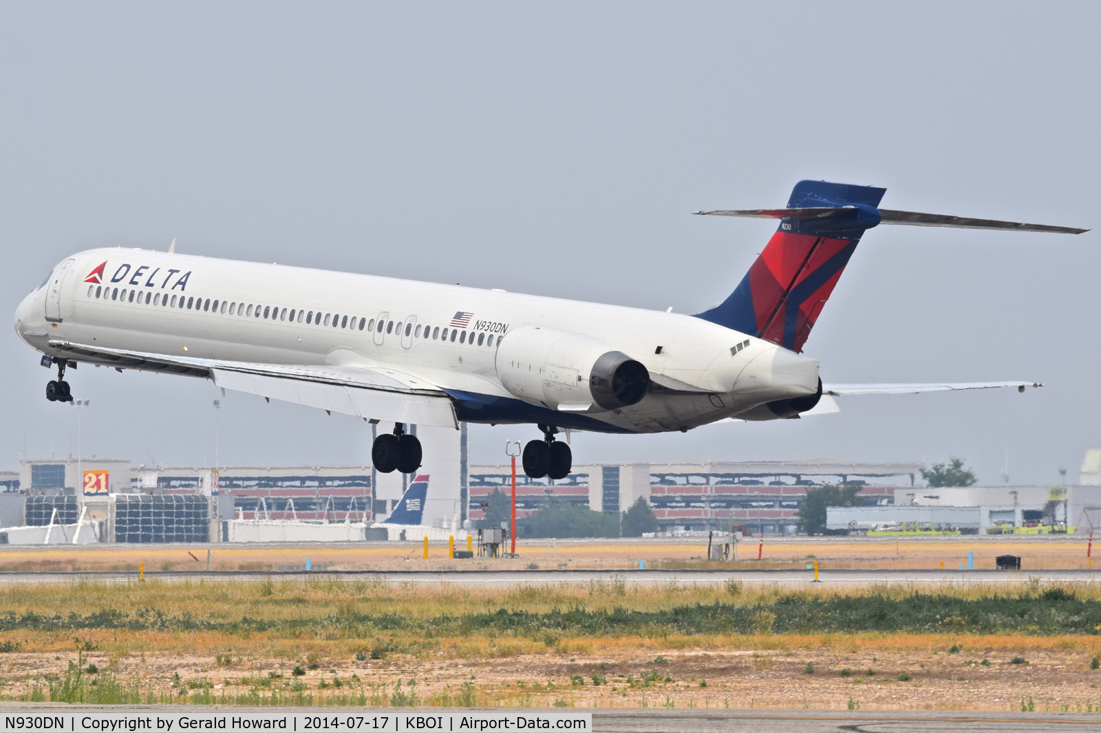 N930DN, 1996 McDonnell Douglas MD-90-30 C/N 53458, Landing RWY 28L.