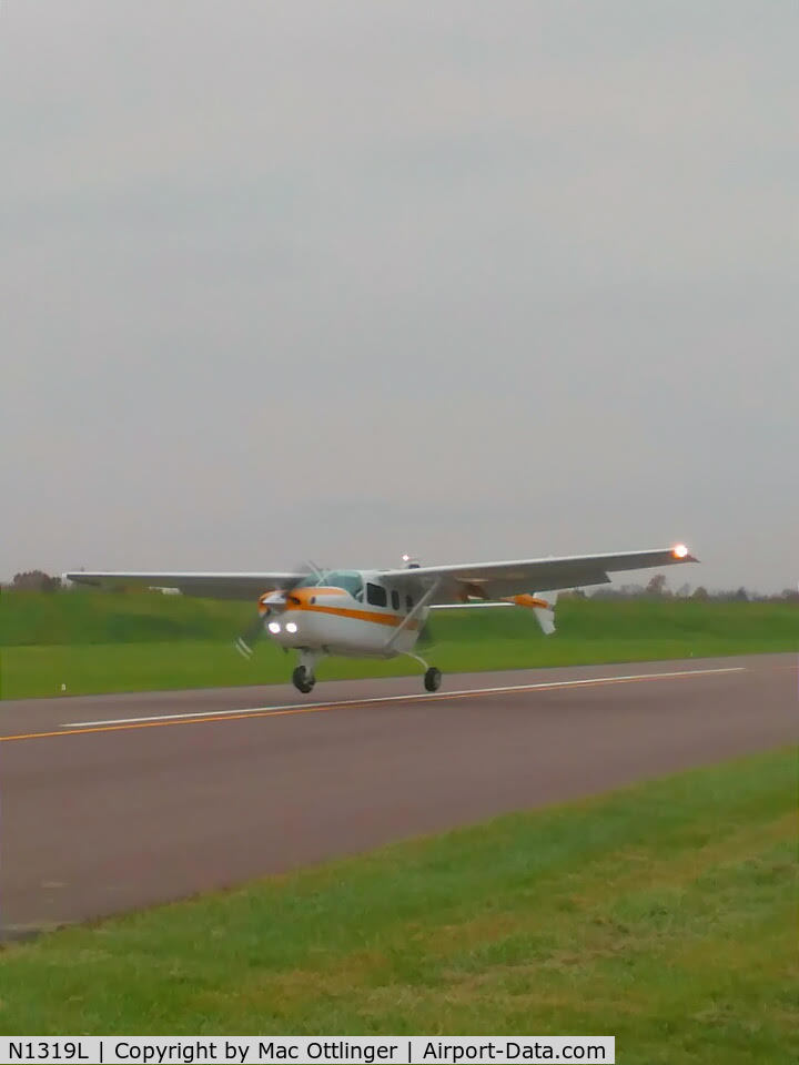 N1319L, 1977 Cessna 337G Super Skymaster C/N 33701811, Landing runway 8 Moraine Airpark