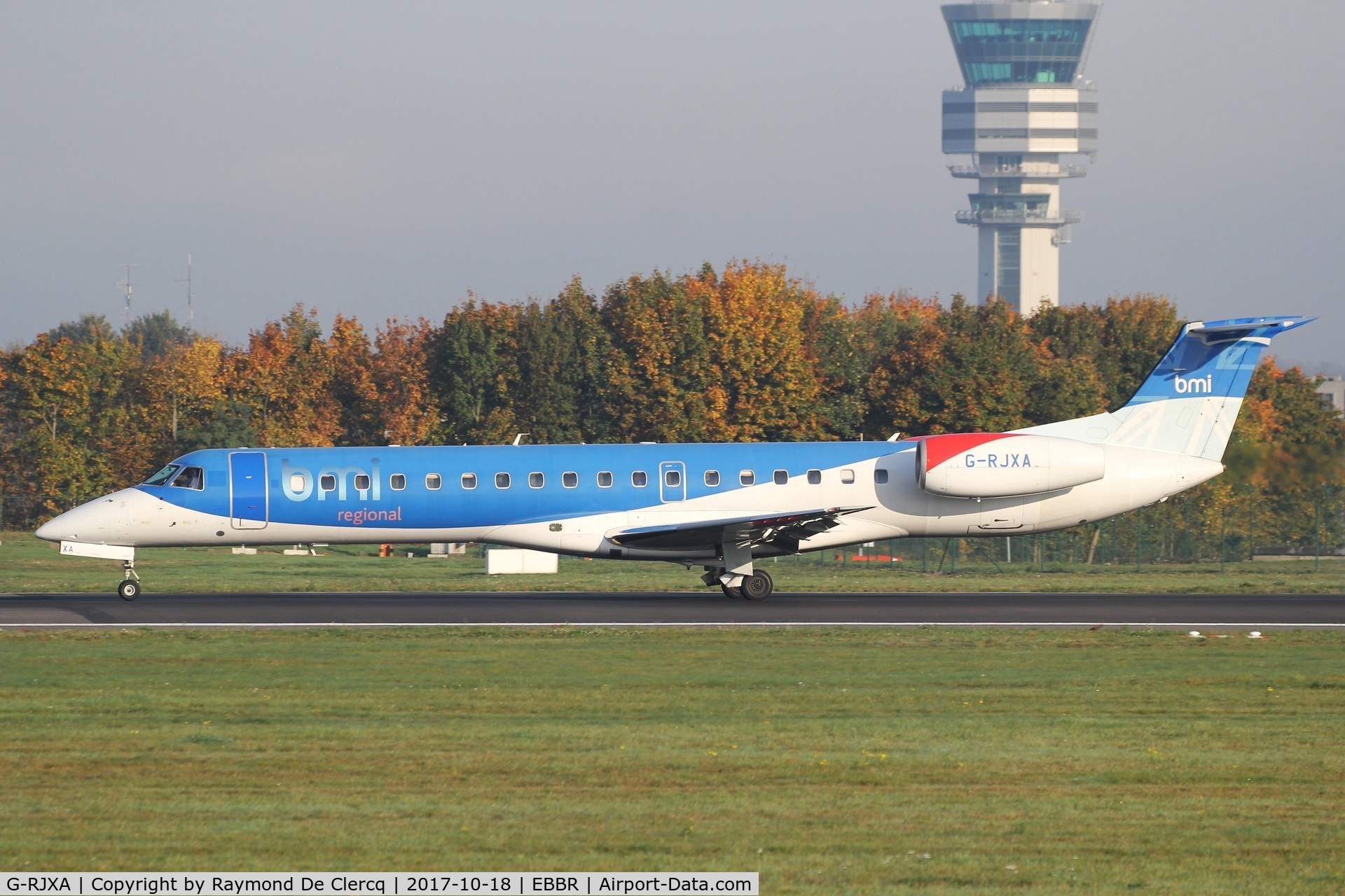 G-RJXA, 1999 Embraer EMB-145EP (ERJ-145EP) C/N 145136, Landing 25L