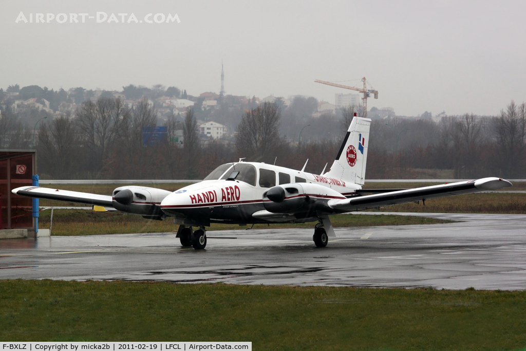F-BXLZ, Piper PA-34-200 C/N 347450216, Taxiing