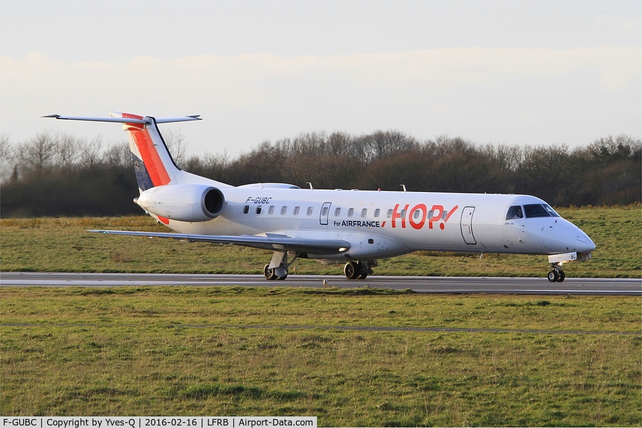 F-GUBC, 2002 Embraer ERJ-145LR (EMB-145LR) C/N 145556, Embraer ERJ-145LR, Taxiing to holding point rwy 25L, Brest-Bretagne airport (LFRB-BES)