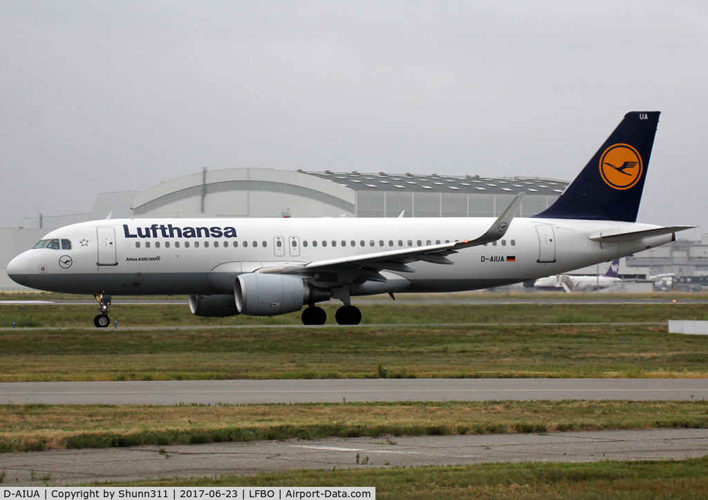 D-AIUA, 2013 Airbus A320-214 C/N 5935, taxiing holding point rwy 32R for departure...