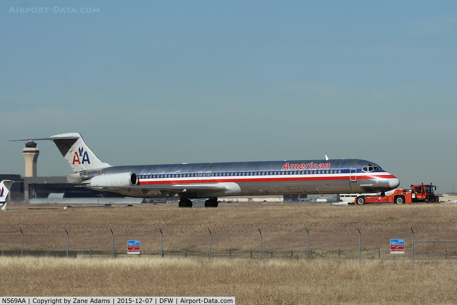 N569AA, 1987 McDonnell Douglas MD-83 (DC-9-83) C/N 49351, Arriving at DFW Airport