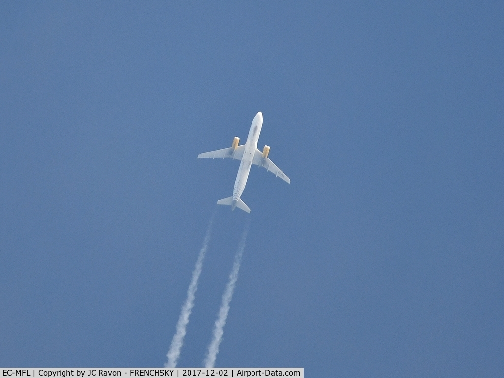 EC-MFL, 2015 Airbus A320-232 C/N 6557, overflying Bordeaux city, VY1317 /VLG1317 Nantes to Alicante flight level 370