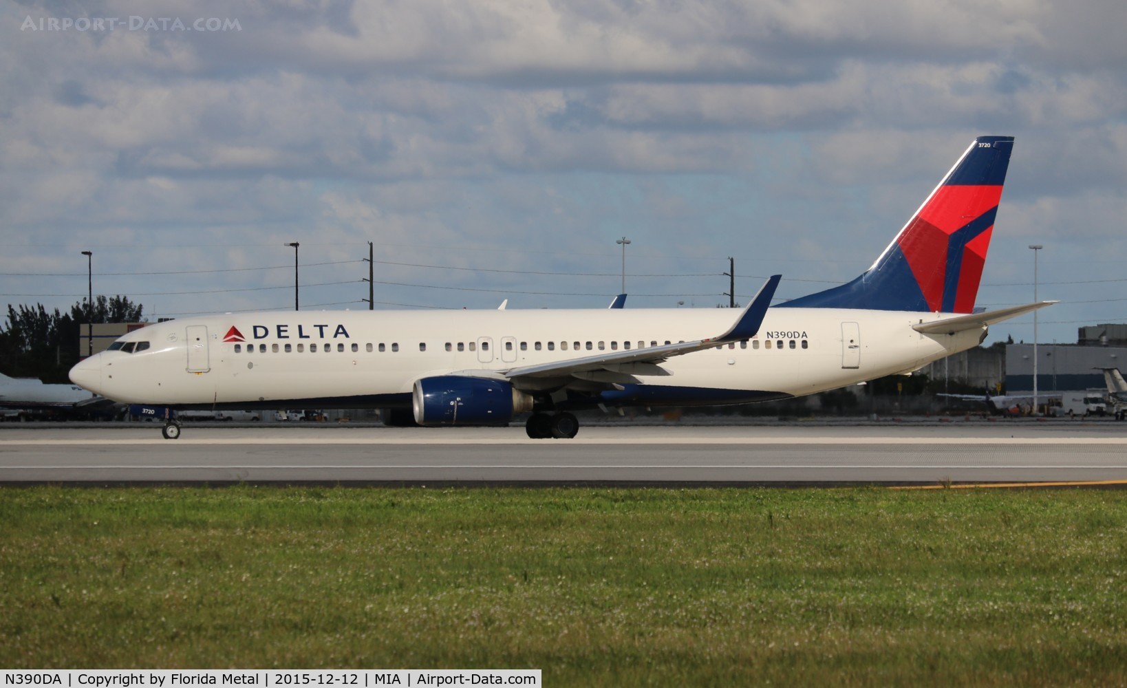 N390DA, 2000 Boeing 737-832 C/N 30536, Delta