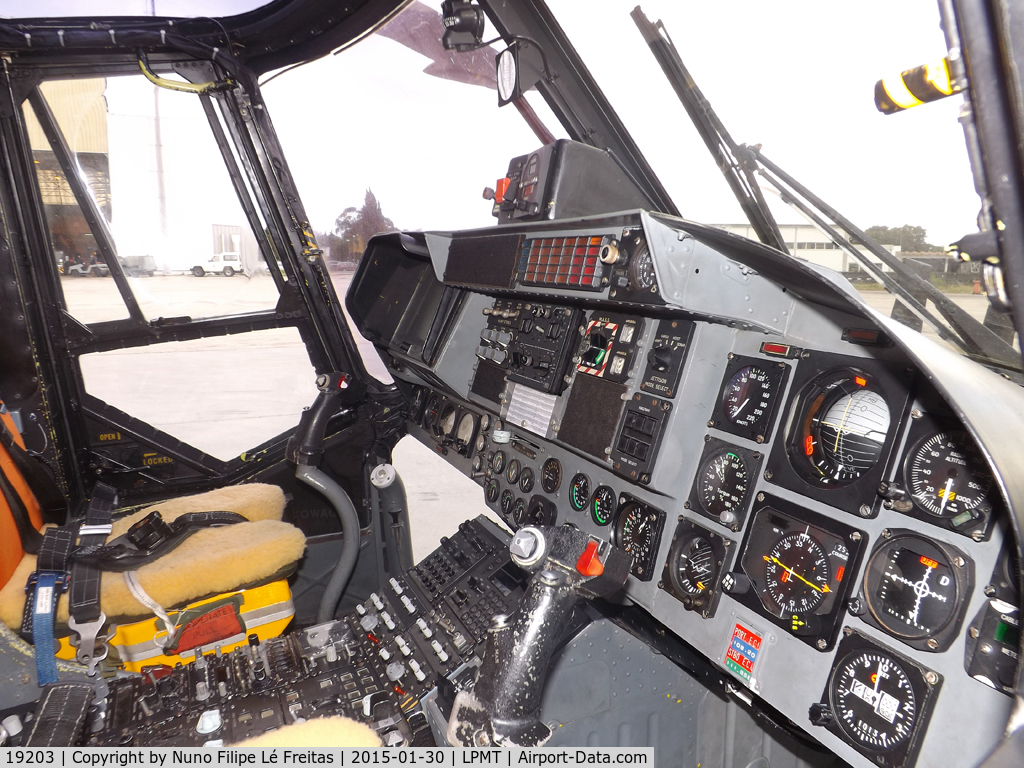 19203, 1993 Westland Super Lynx Mk.95 C/N 375, Cockpit.