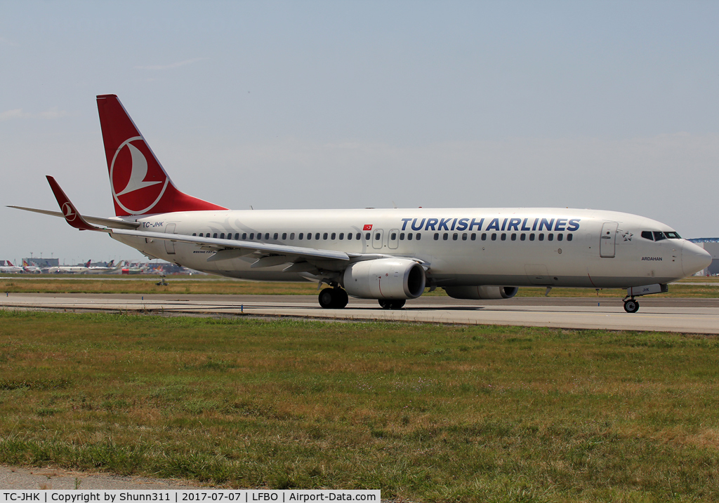 TC-JHK, 2011 Boeing 737-8F2 C/N 40975, Lining up rwy 14L for departure...