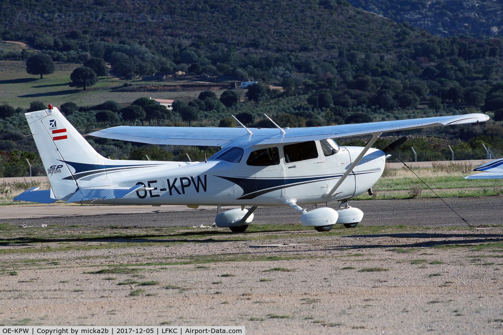 OE-KPW, 2004 Cessna 172S C/N 172S9706, Parked