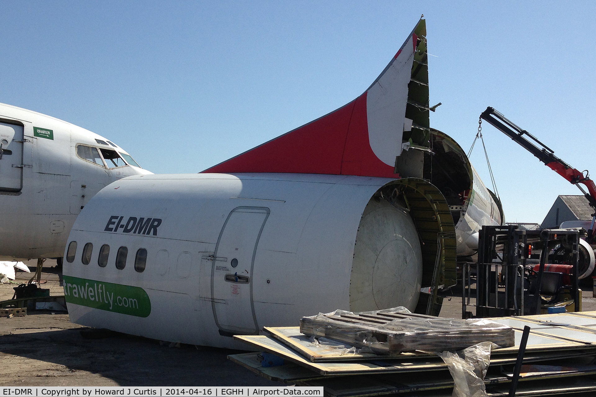 EI-DMR, 1992 Boeing 737-436 C/N 25851, Tail removed during scrapping.