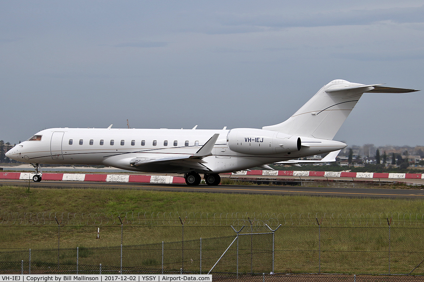 VH-IEJ, 2014 Bombardier BD-700-1A10 Global 6000 C/N 9680, taxiing