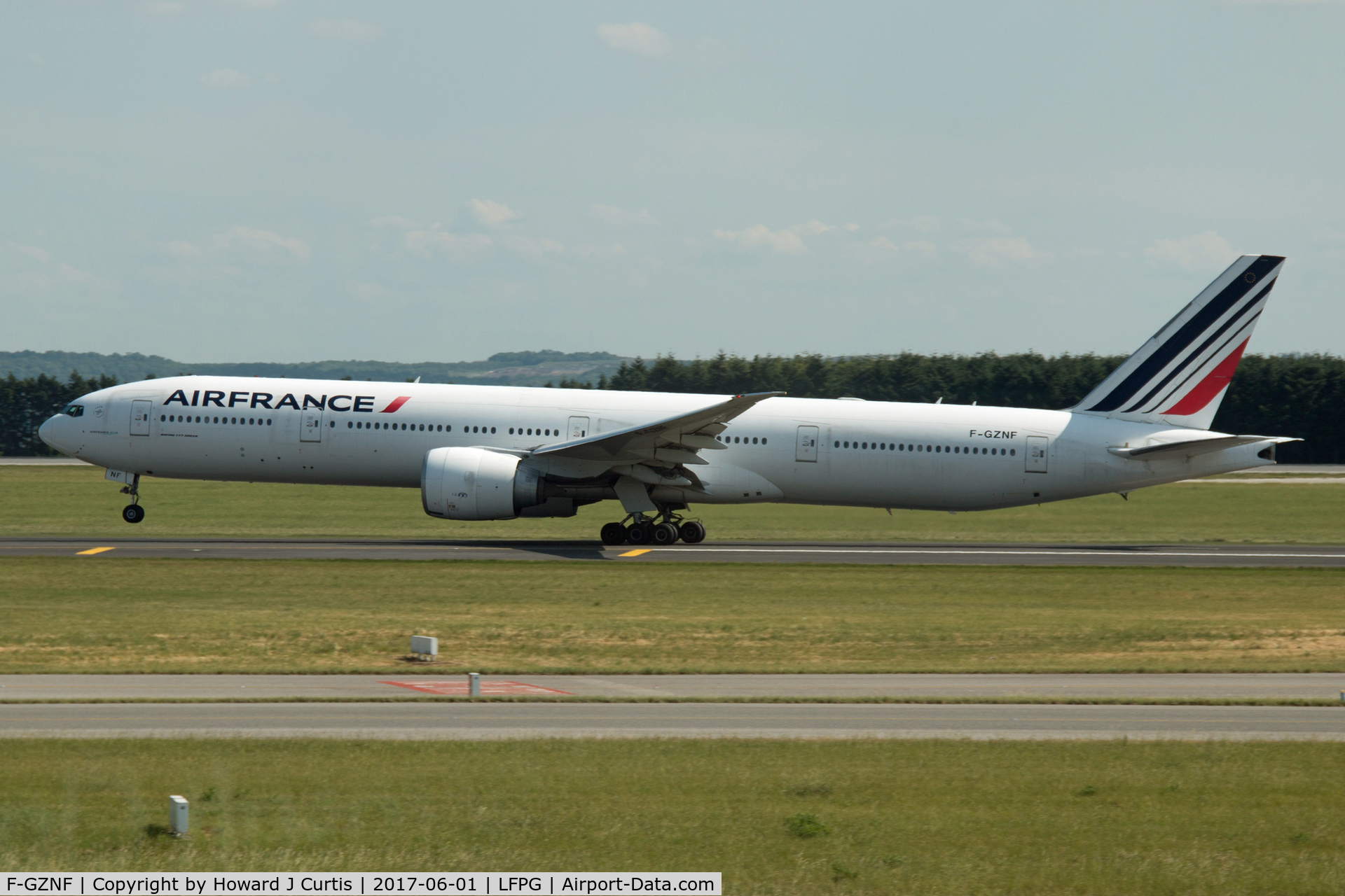 F-GZNF, 2009 Boeing 777-328/ER C/N 37433, On departure