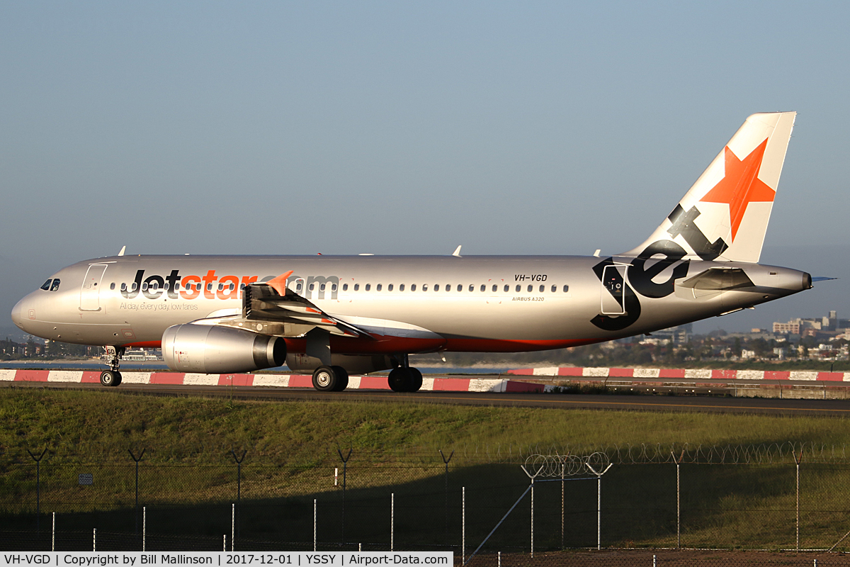VH-VGD, Airbus A320-232 C/N 4527, taxiing to 34R