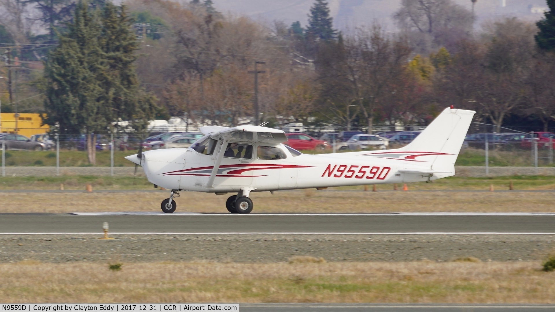 N9559D, 1999 Cessna 172R C/N 17280488, Takeoff runway 32R at Buchanan Field Concord California 2017.
