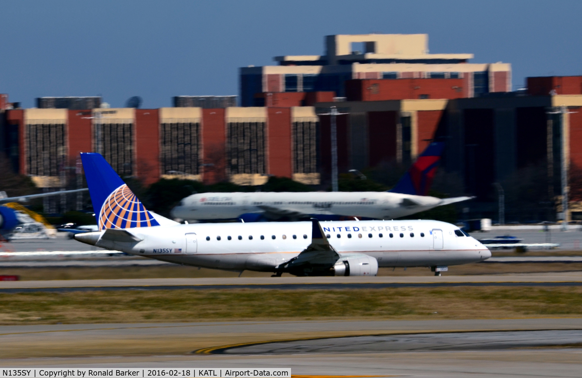 N135SY, 2015 Embraer 175LR (ERJ-170-200LR) C/N 17000460, Landing Atlanta