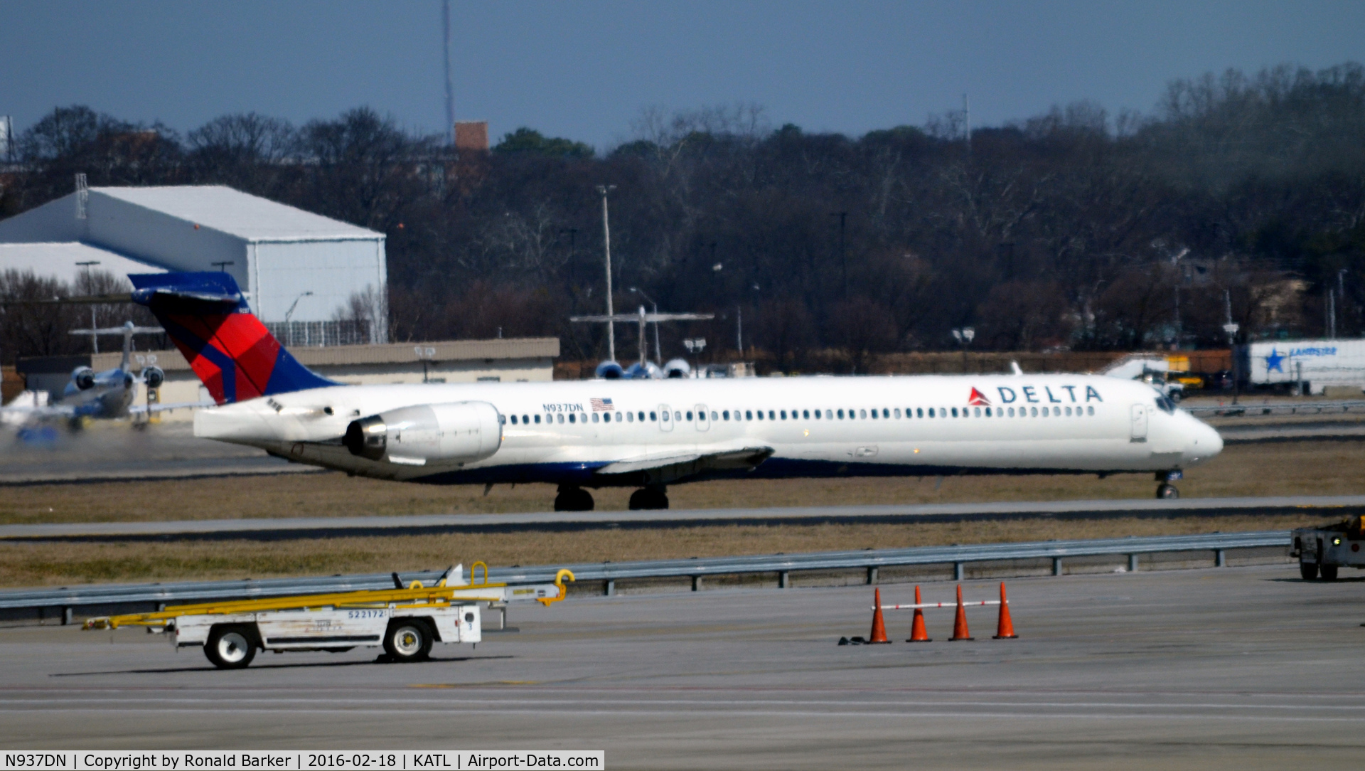 N937DN, McDonnell Douglas MD-90-30 C/N 53352, Taxi Atlanta