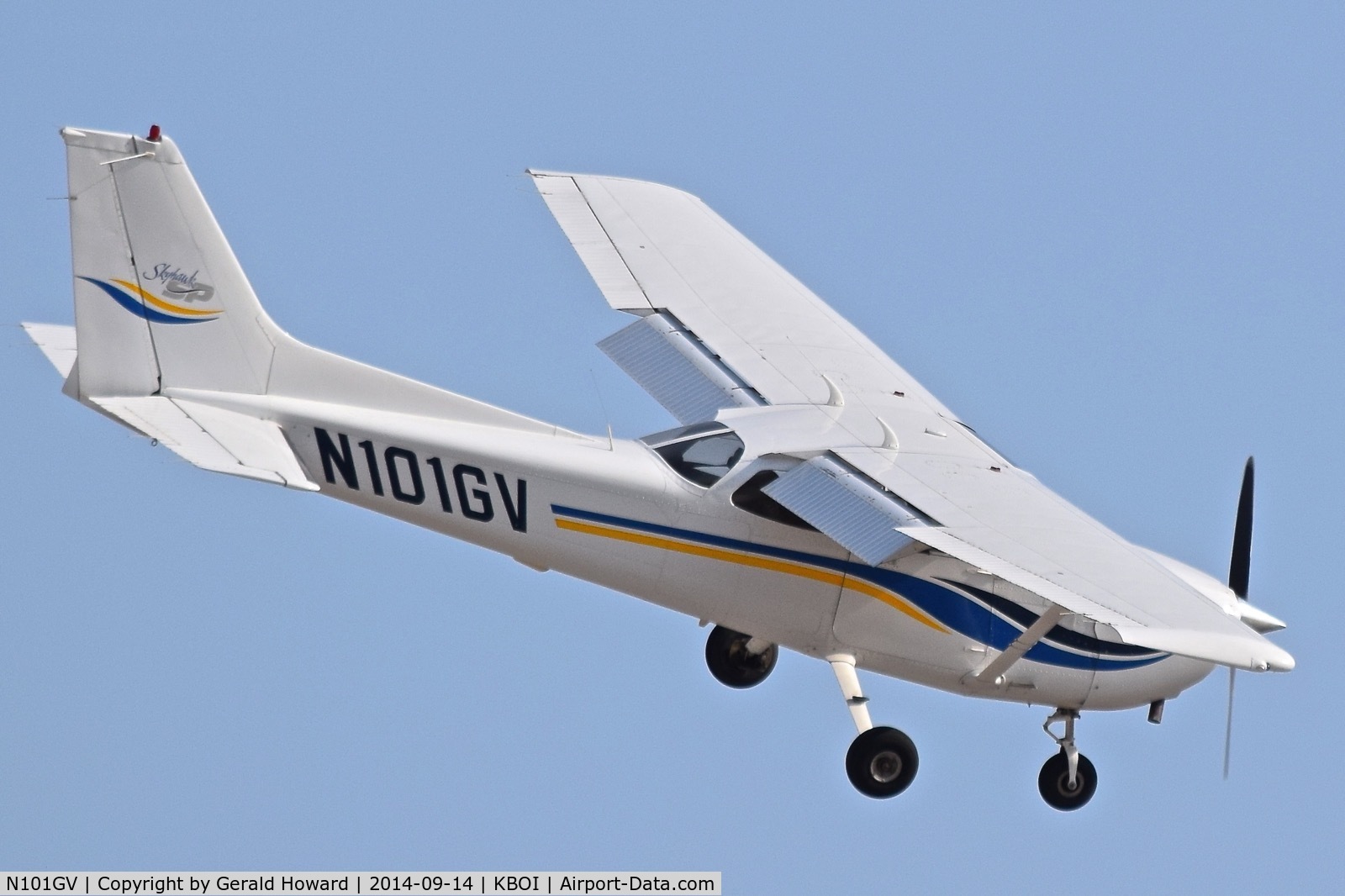 N101GV, 1998 Cessna 172S C/N 172S8021, Turning on final for RWY 10R.