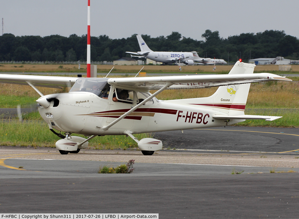 F-HFBC, Cessna 172S SP, Taxiing to his parking...