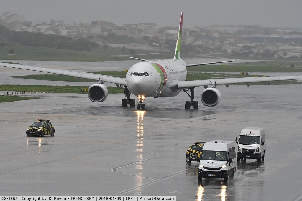 CS-TOU, 2009 Airbus A330-343 C/N 997, rainy weather for departure, TAP59 to Brasilia (BSB)