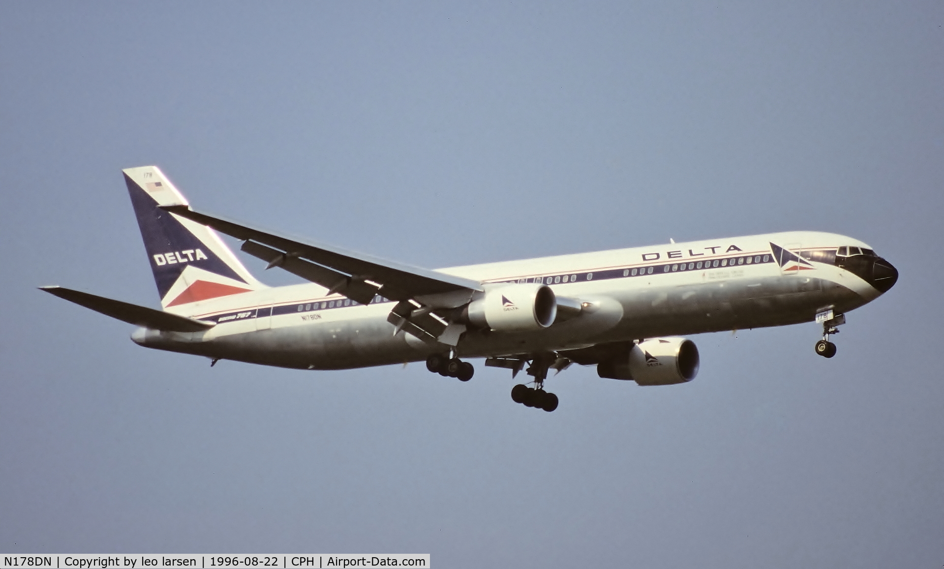 N178DN, 1991 Boeing 767-332 C/N 25143, Copenhagen 22.8.1996 app to R-04L