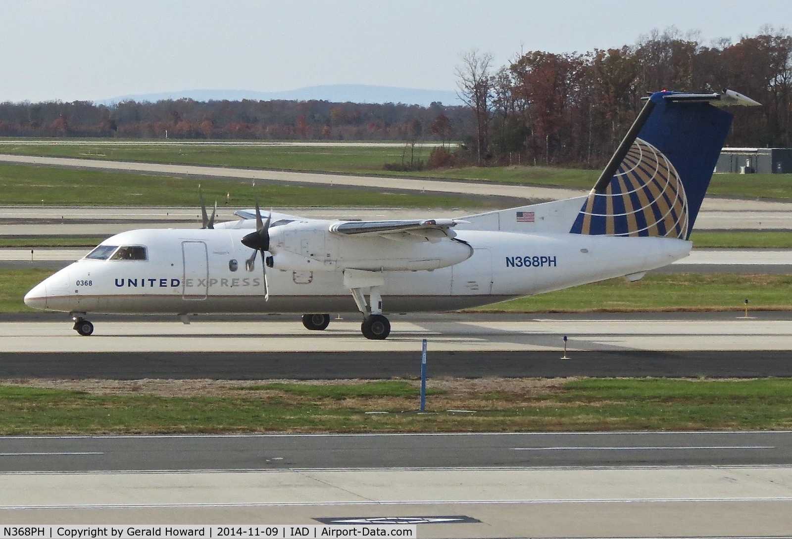 N368PH, 1998 Bombardier DHC-8-202 Dash 8 C/N 512, Taxiing to runway.