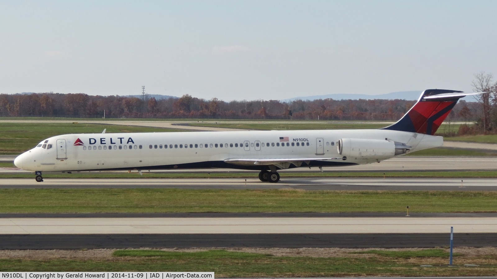 N910DL, 1987 McDonnell Douglas MD-88 C/N 49541, Taxiing to the runway.