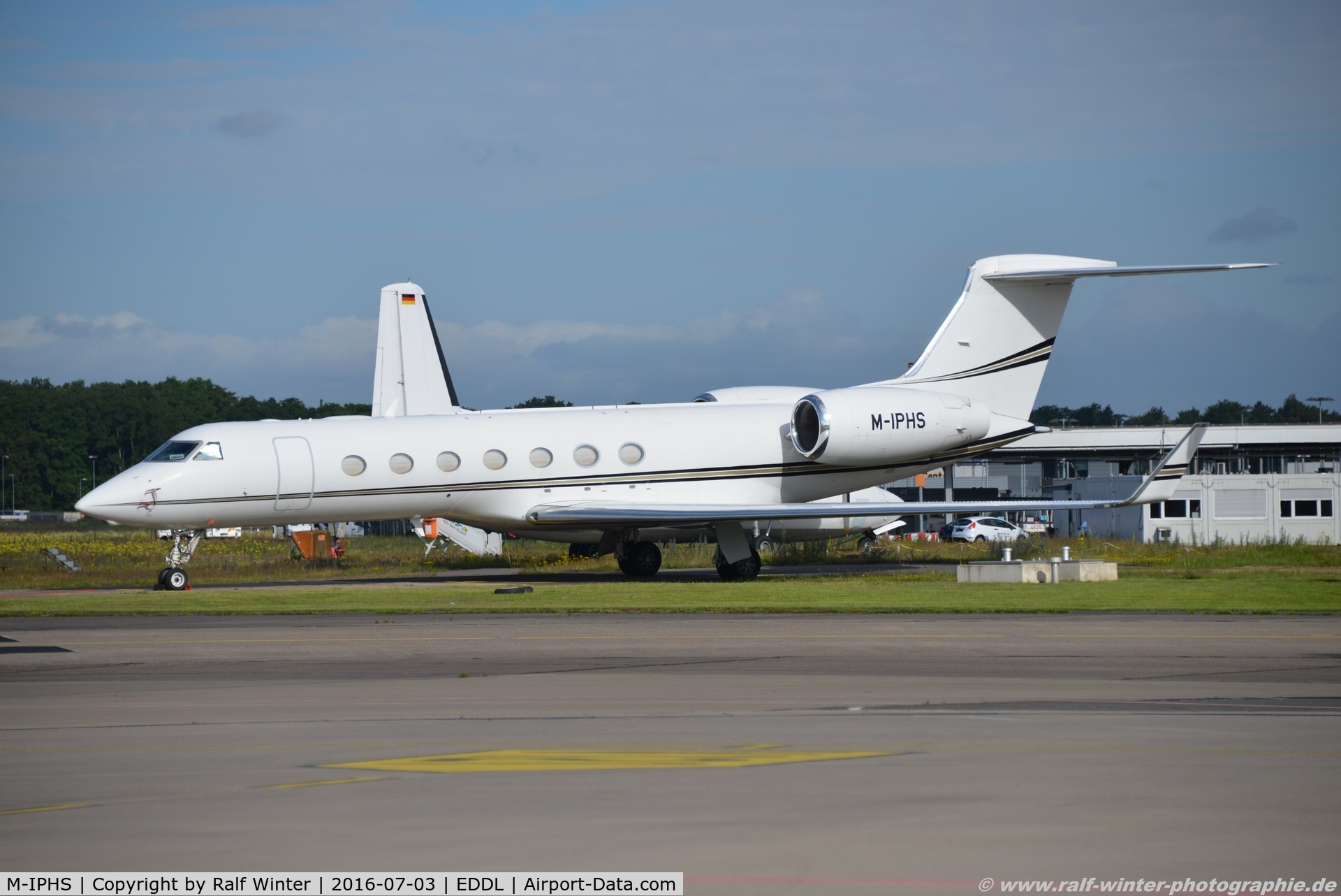 M-IPHS, 2009 Gulfstream Aerospace GV-SP (G550) C/N 5246, Gulfstream Aerospace GV-SP G550 - Islands Aviation Ltd - 5246 - M-IPHS - 03.07.2016 - DUS