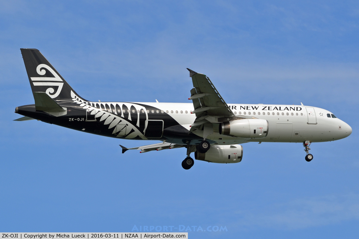 ZK-OJI, 2004 Airbus A320-232 C/N 2297, At Auckland