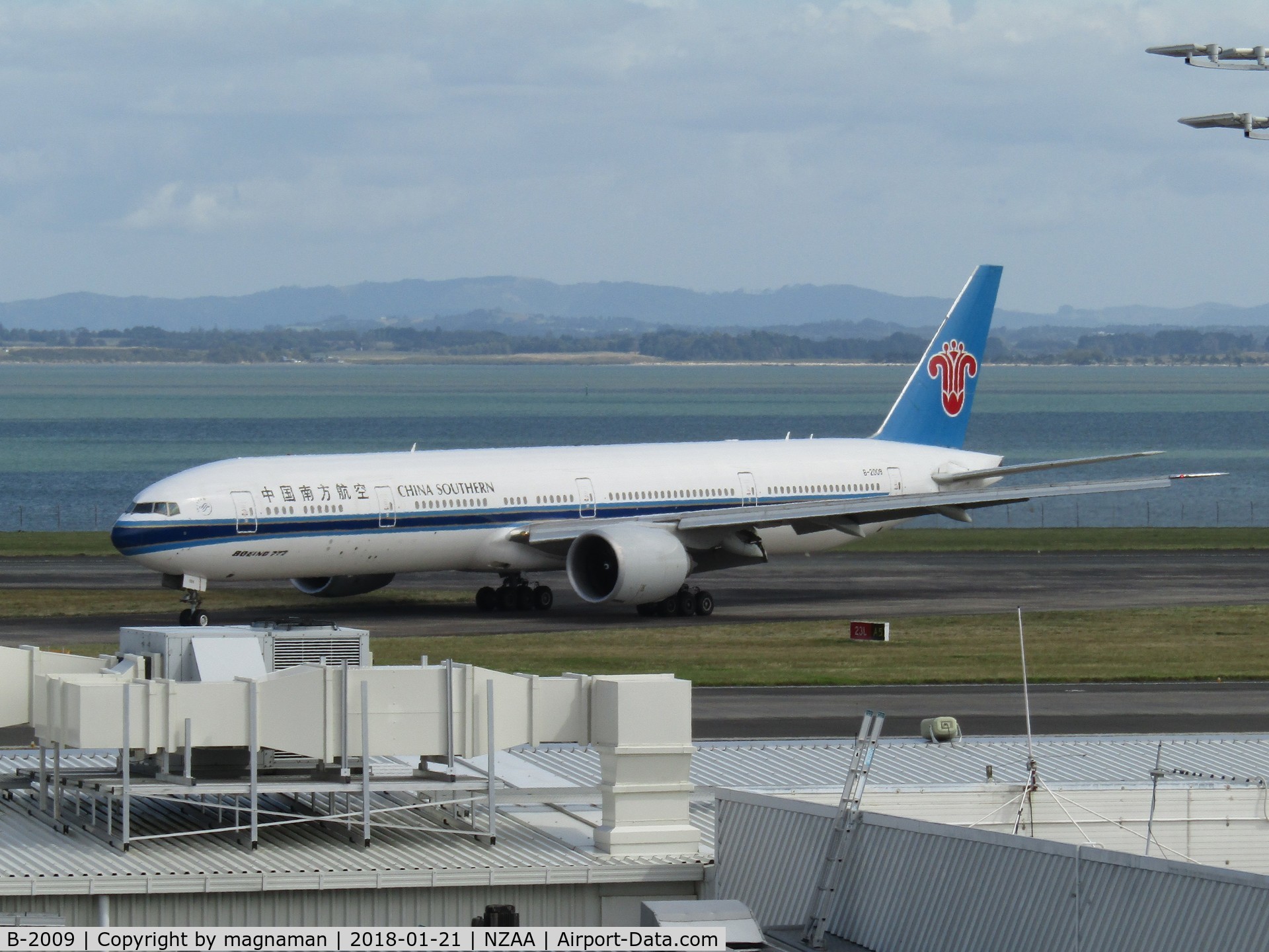 B-2009, 2014 Boeing 777-31B/ER C/N 43223, turning off runway