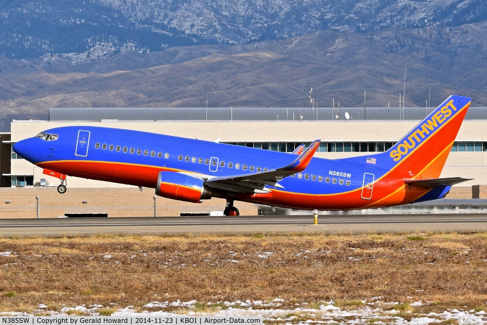 N385SW, 1994 Boeing 737-3H4 C/N 26600, Departing RWY 28R.