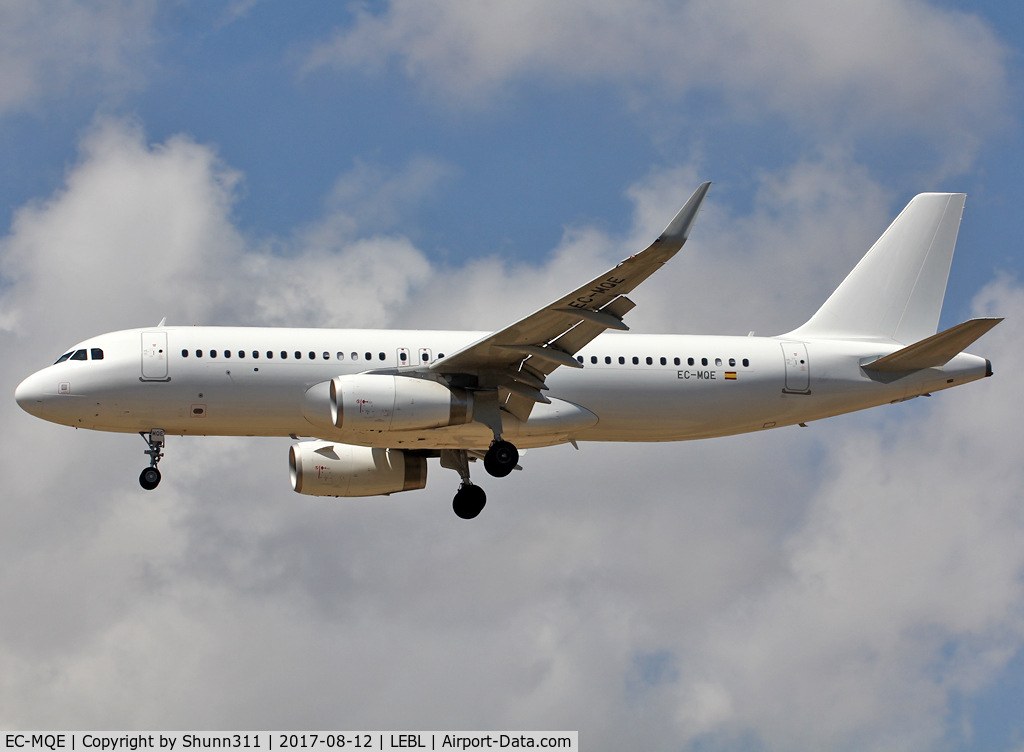 EC-MQE, 2017 Airbus A320-232 C/N 7585, Landing rwy 25R... all white for Vueling Airlines