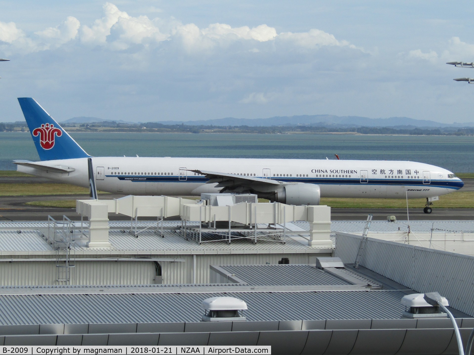 B-2009, 2014 Boeing 777-31B/ER C/N 43223, taxying to stand