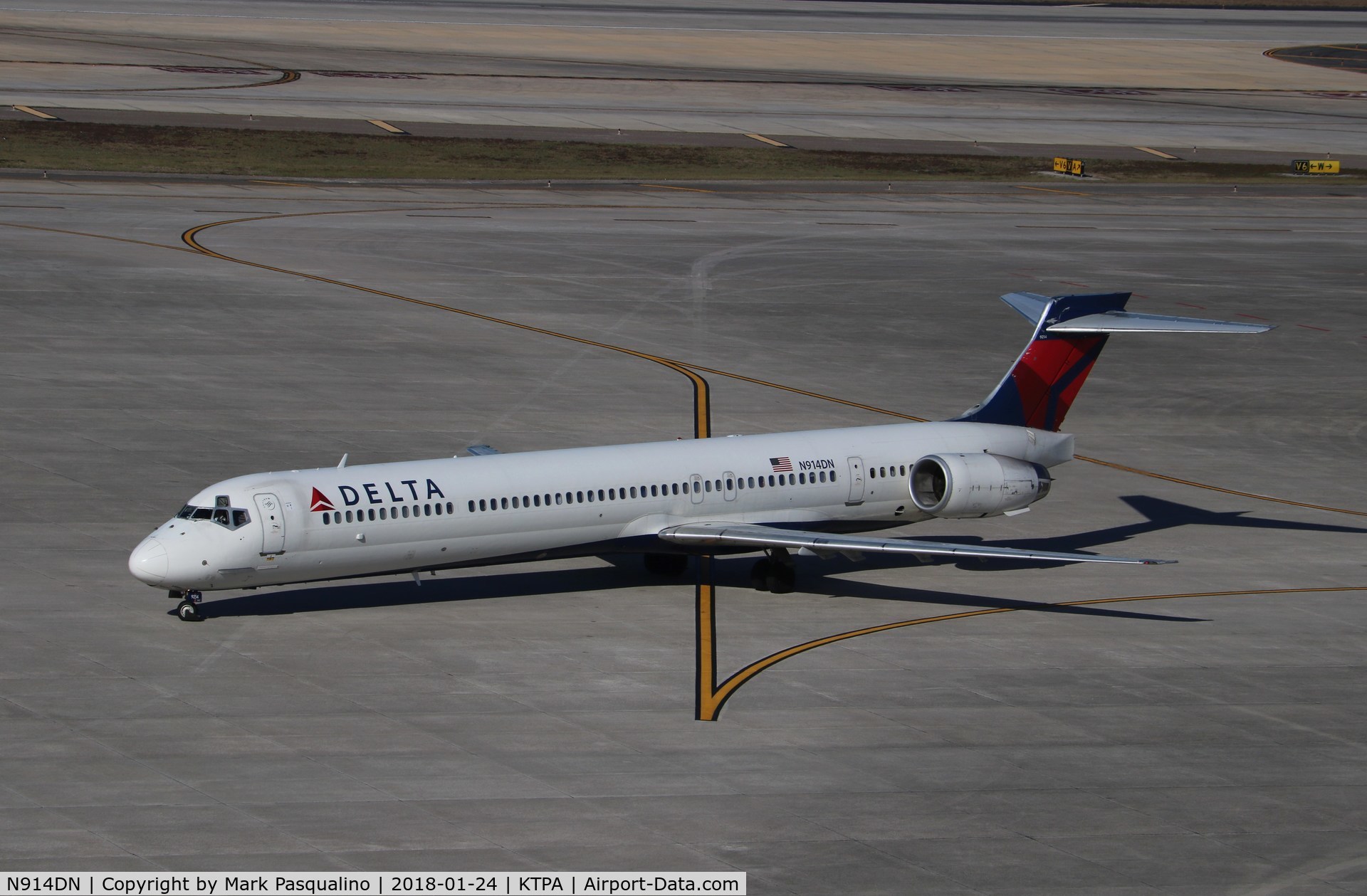 N914DN, 1996 McDonnell Douglas MD-90-30 C/N 53394, MD-90-30