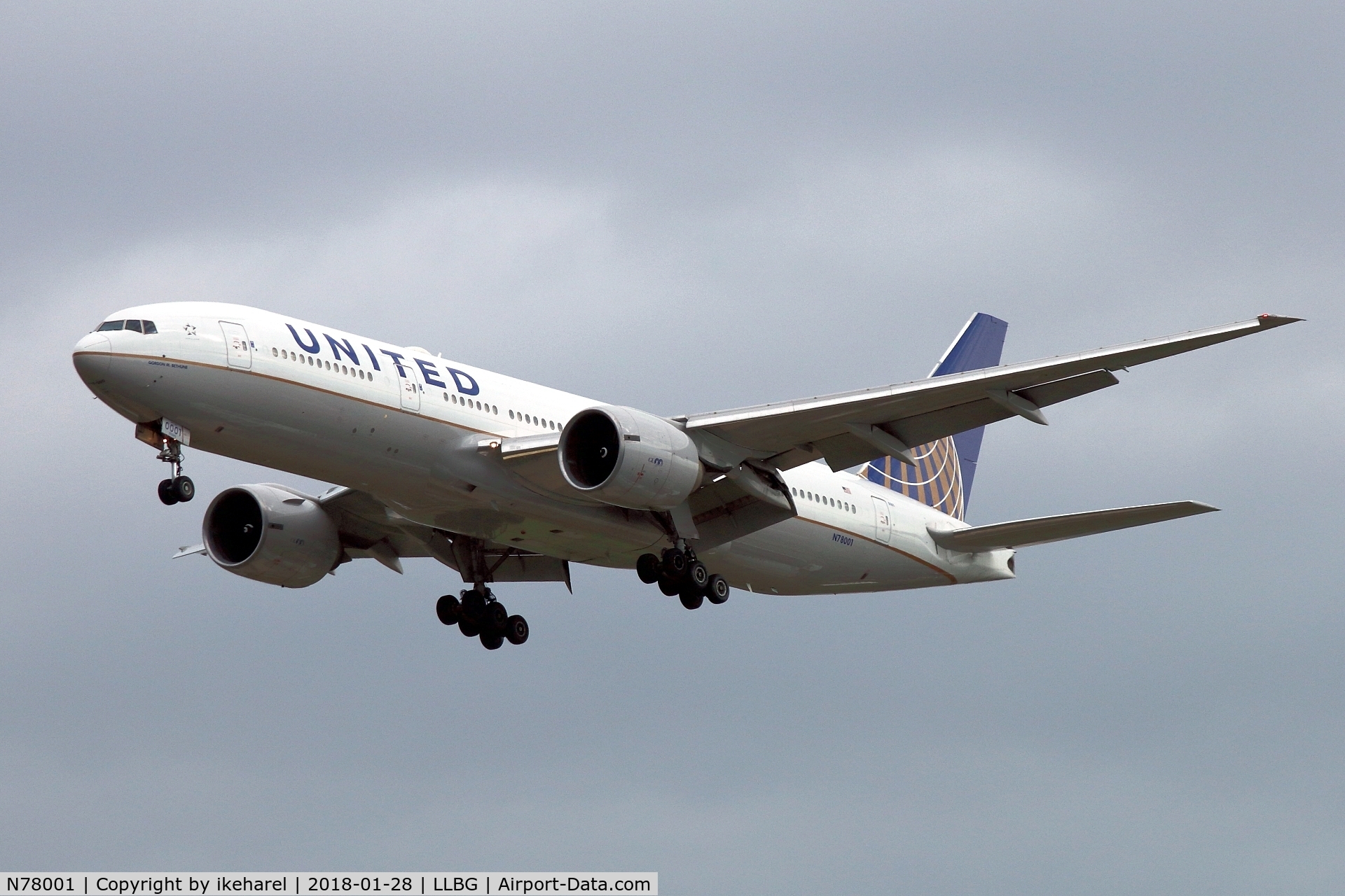 N78001, 1998 Boeing 777-224 C/N 27577, Flight from Newark, USA, upon landing on runway 26.