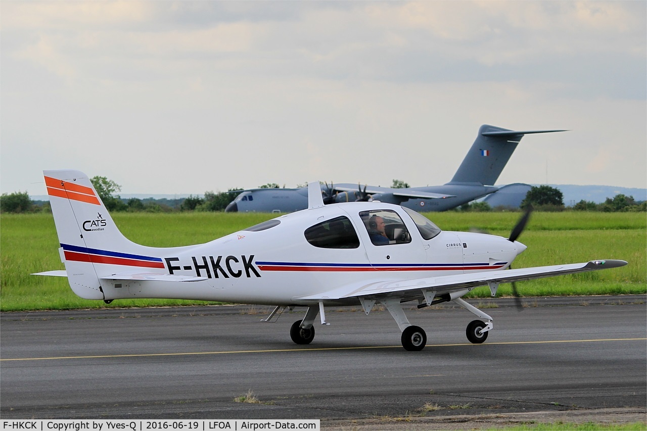 F-HKCK, Cirrus SR20 C/N 2192, Cirrus SR20, Taxiing to holding point rwy 24, Avord Air Base 702 (LFOA) Open day 2016