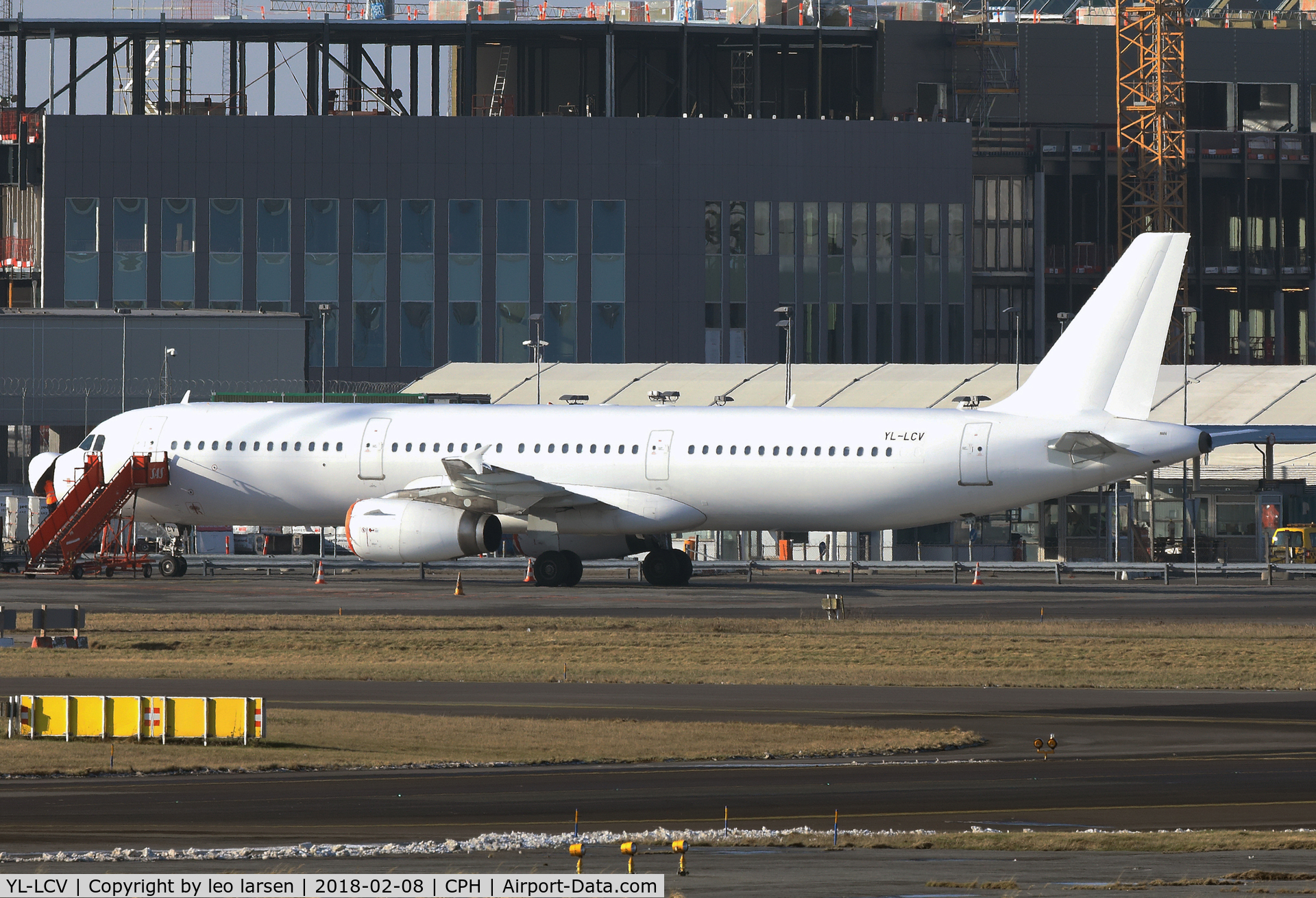 YL-LCV, 2004 Airbus A321-231 C/N 2216, Copenhagen 8.2.2018 with Radome open and
technical staff on Work.
